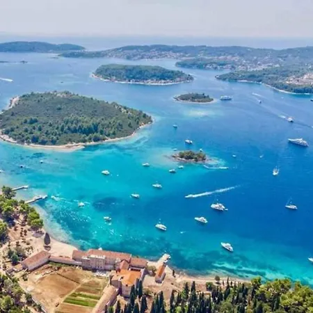 Nyaraló Island House *